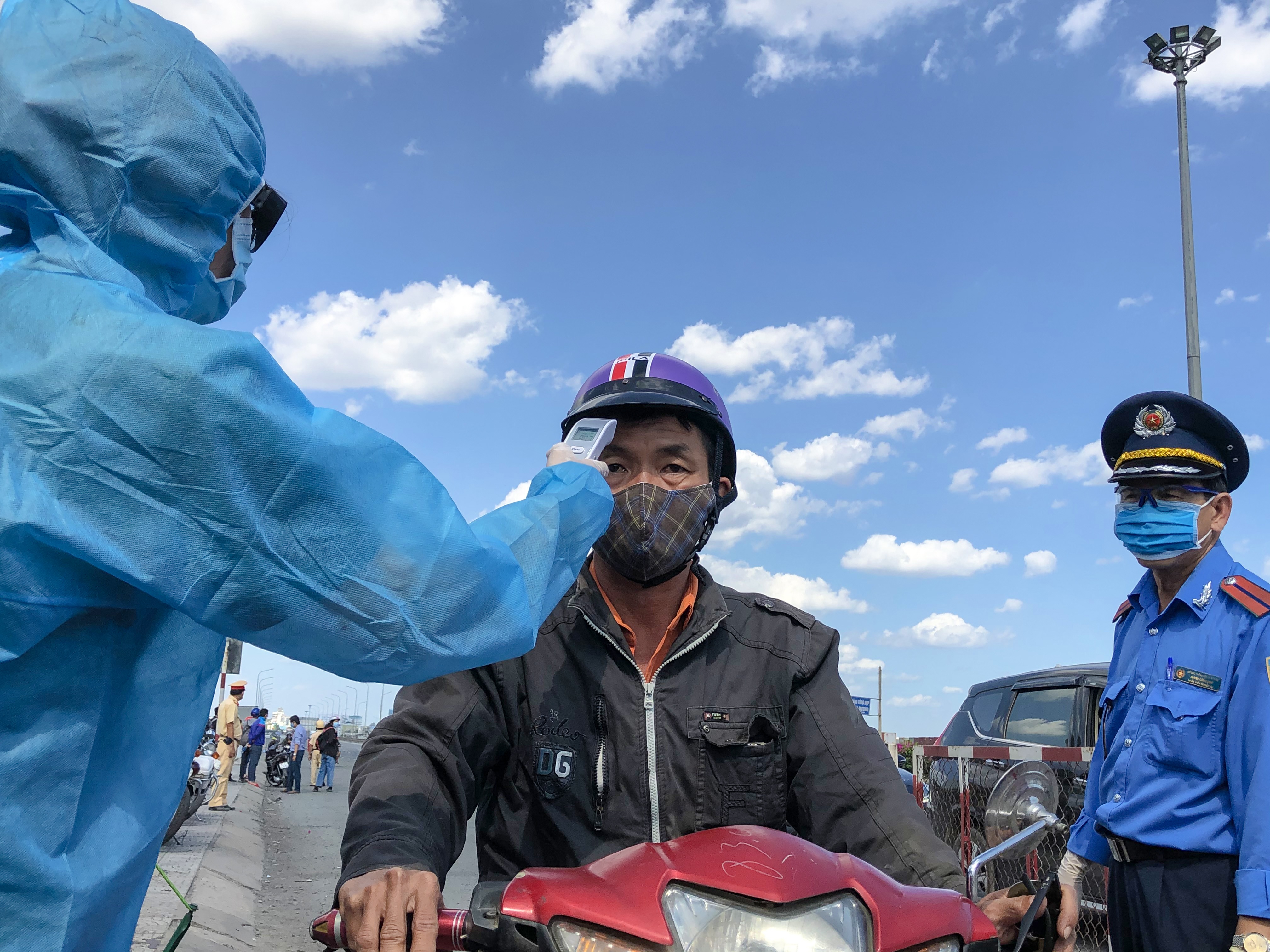 Ngay lam viec dau tien tai chot kiem dich cua ngo TP.HCM hinh anh