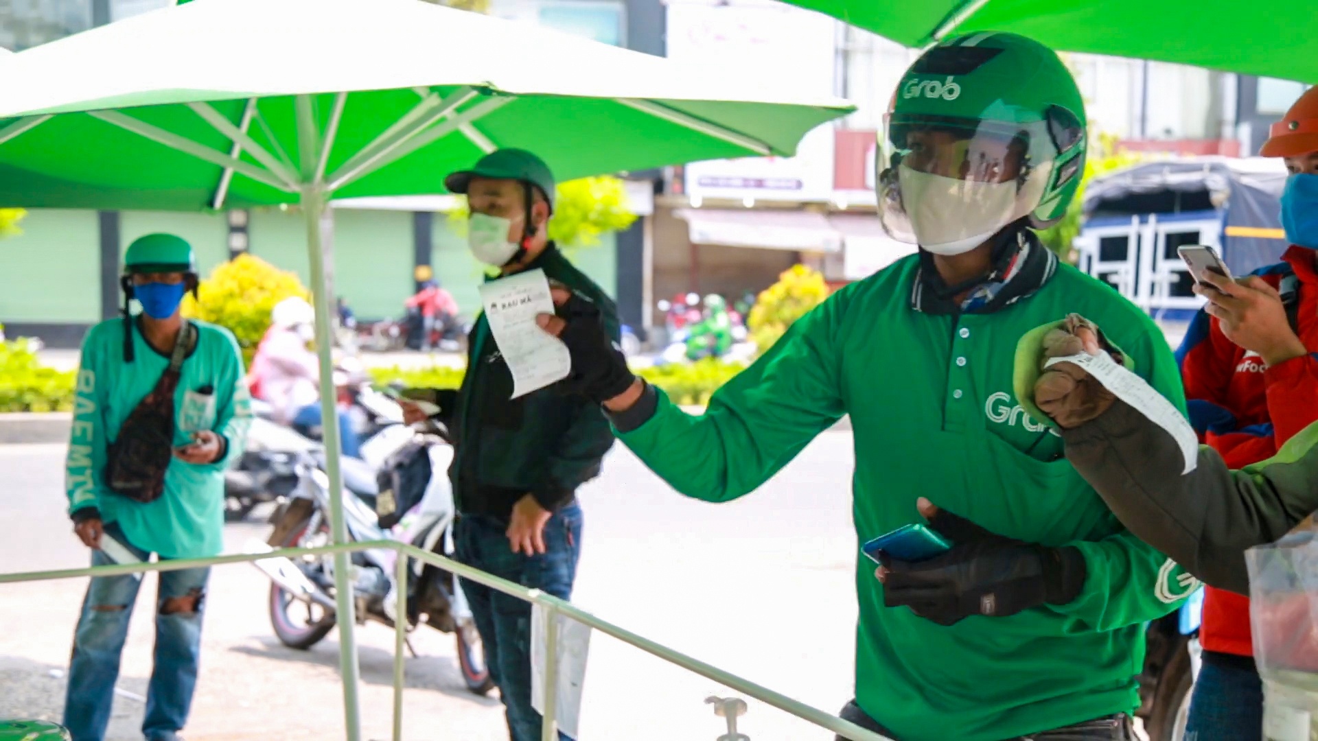 Shipper rong ruoi, duy tri nhip song tieu dung trong dich Covid-19 hinh anh