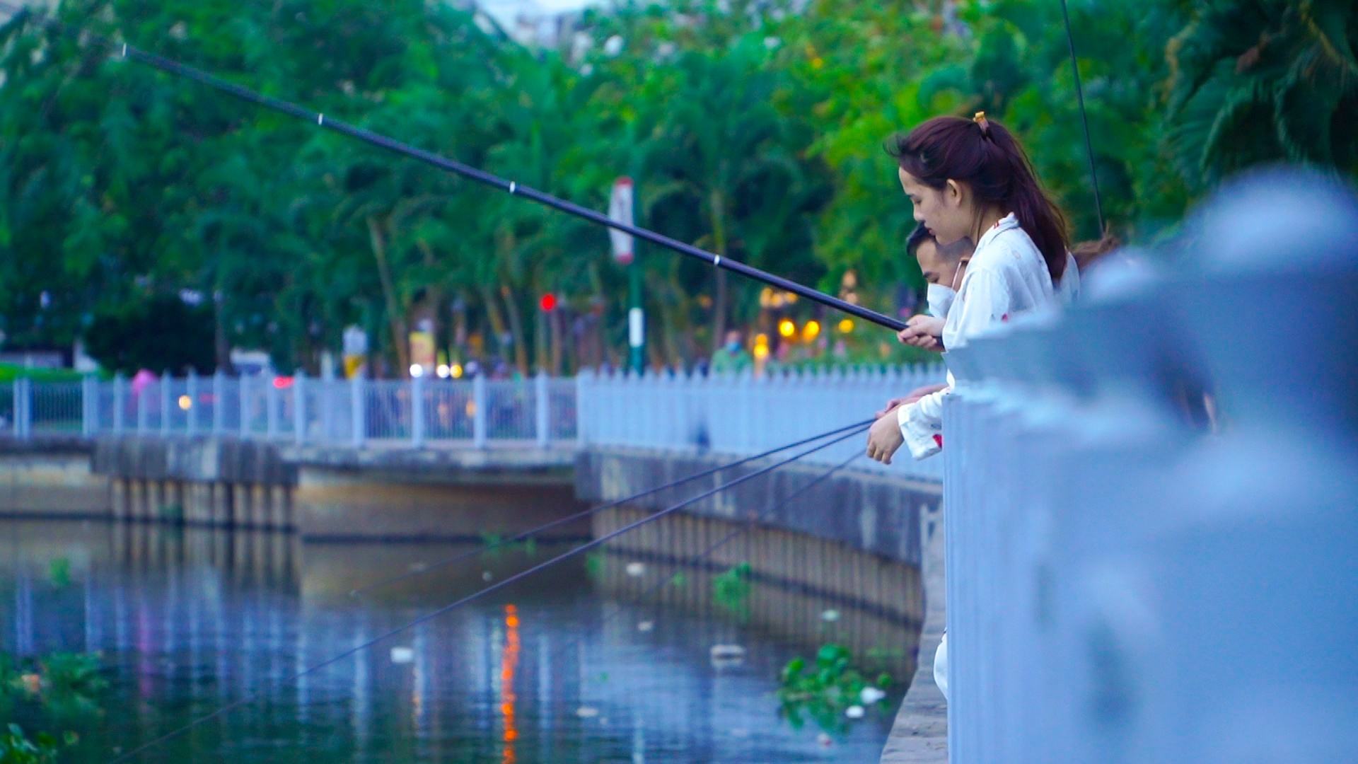 Duong pho dong duc, nhieu nguoi tu tap cau ca bat chap lenh cach ly hinh anh