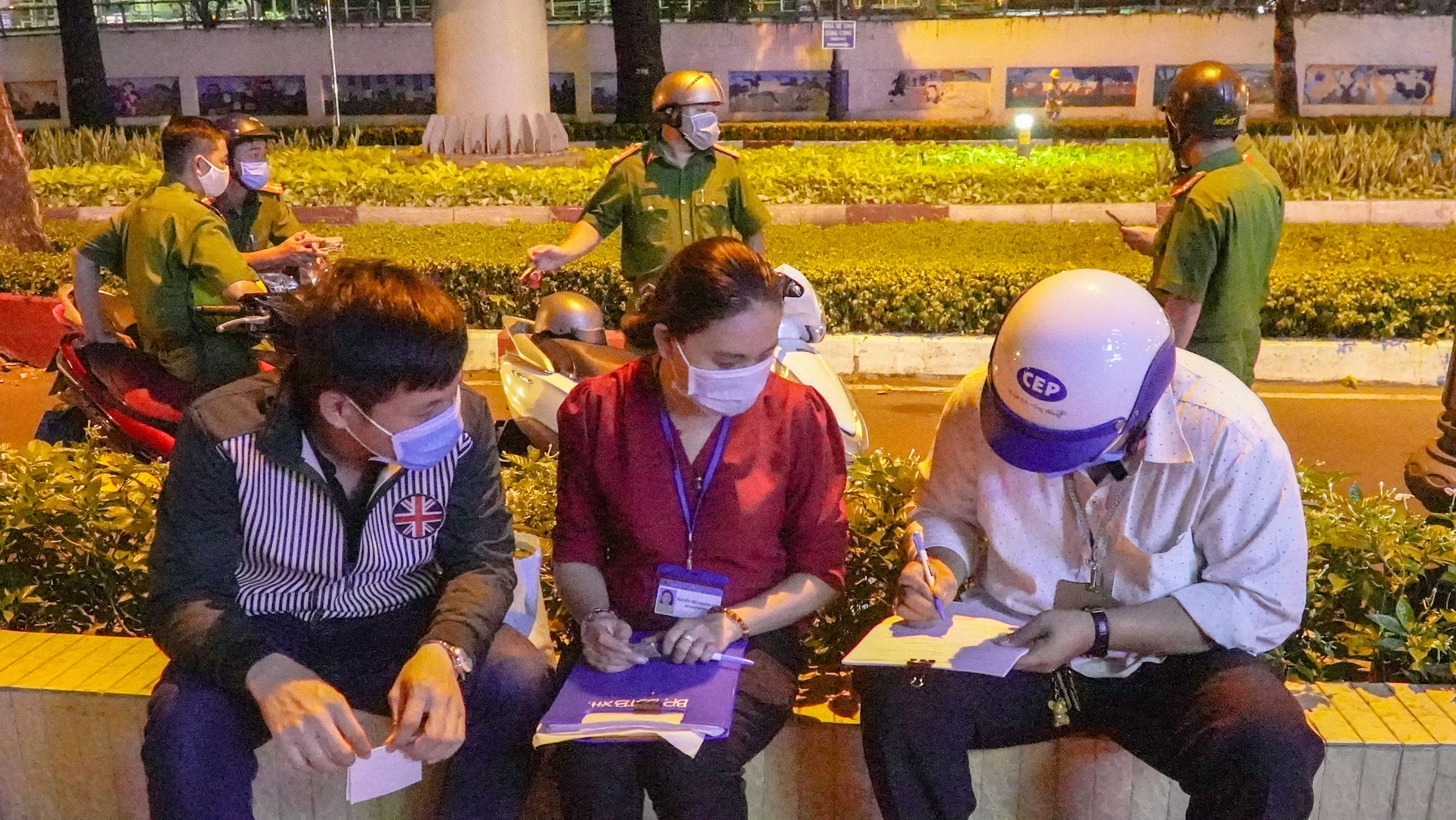 Nguoi khong deo khau trang bo chay khi bi nhac nho hinh anh