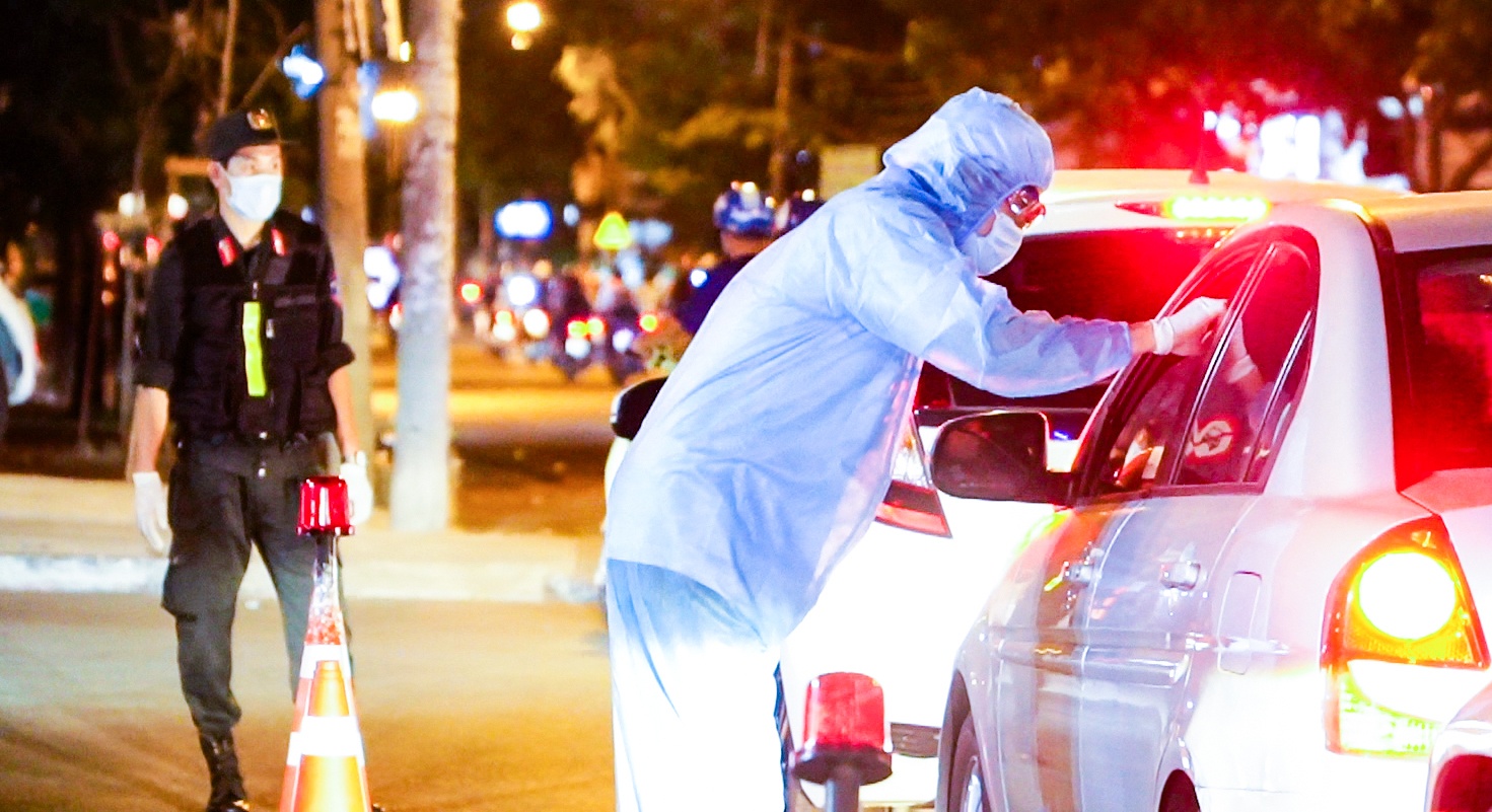 Chien si phong dich o cua ngo TP.HCM mong bua com gia dinh hinh anh