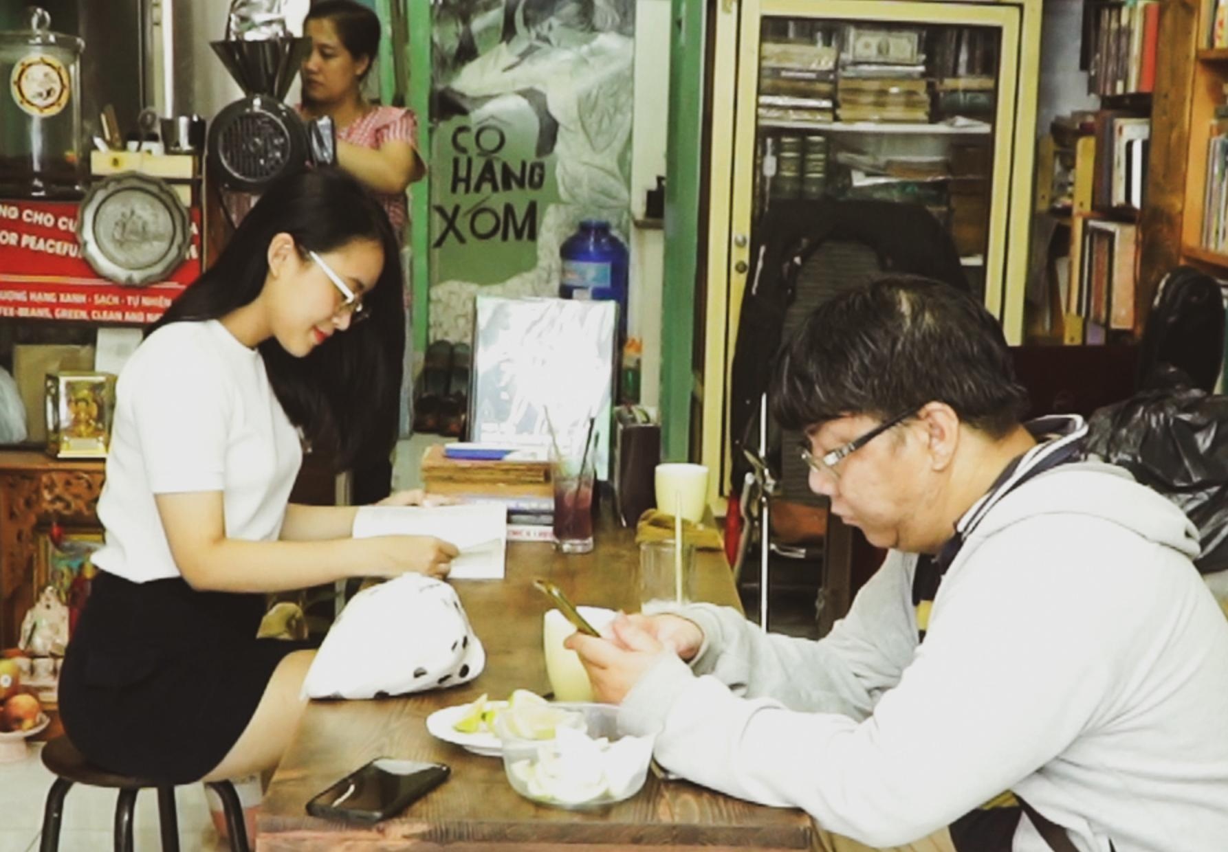 Tiem ca phe mang sach toi de uong mien phi o TP.HCM hinh anh