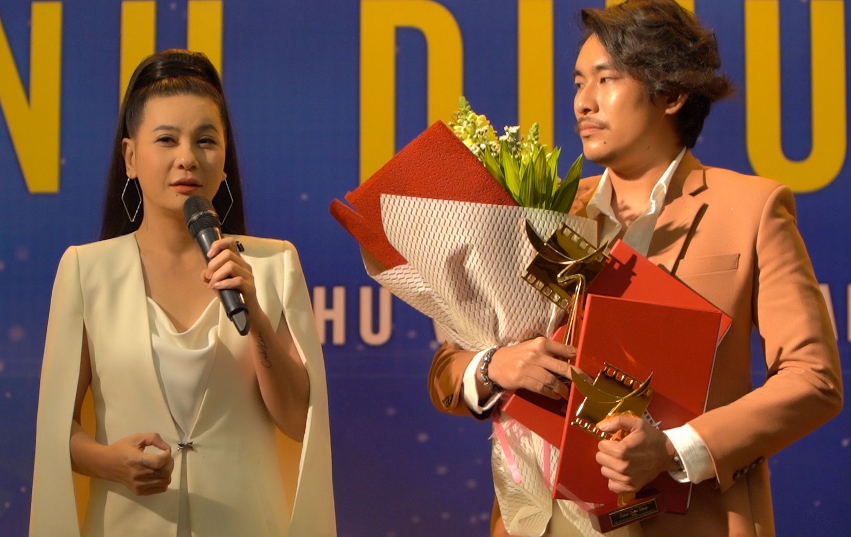 Cat Phuong phat bieu khi nhan giai Nu chinh xuat sac cua Canh dieu hinh anh