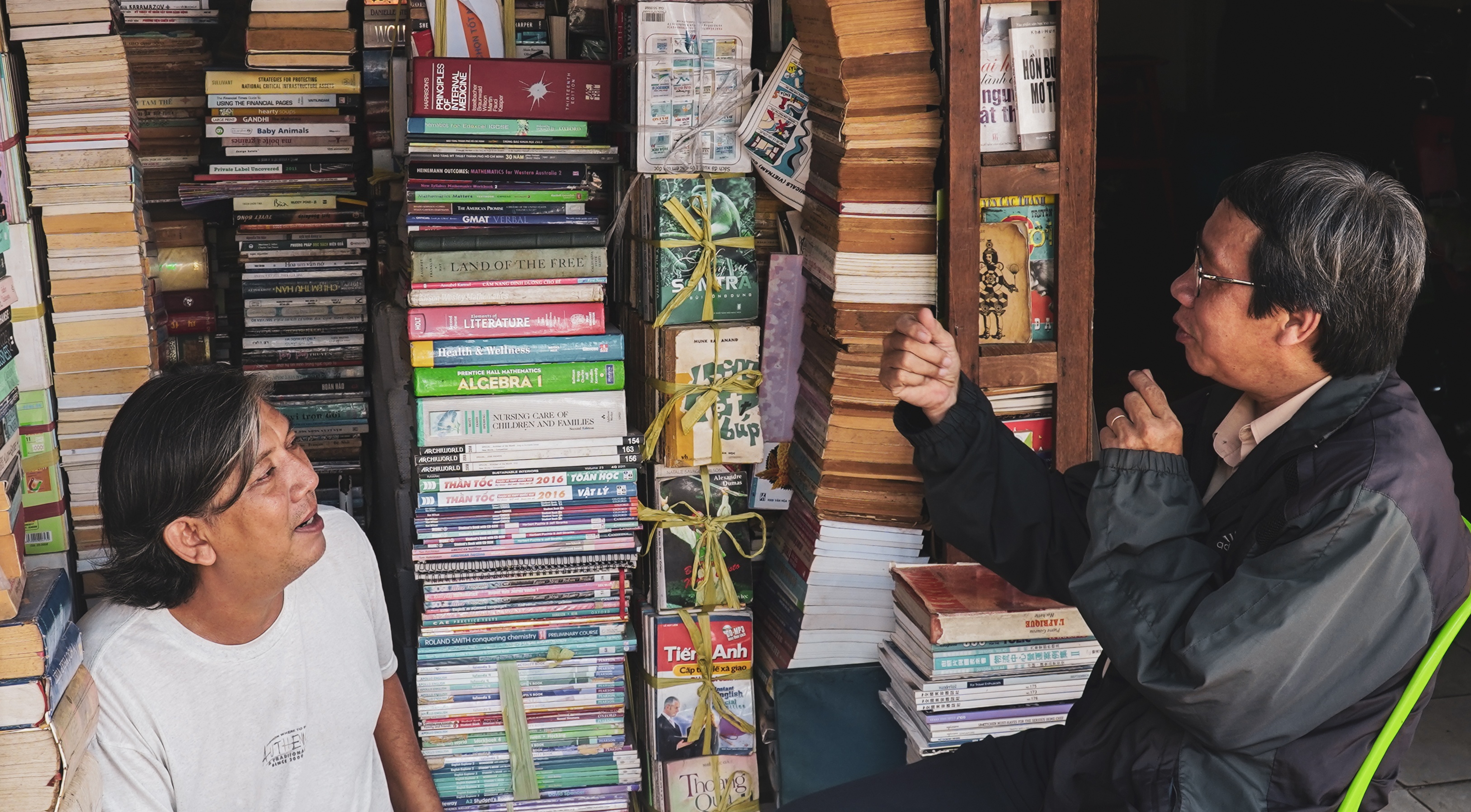 Ghe tham pho sach cu co tuoi doi hang chuc nam o TP.HCM hinh anh