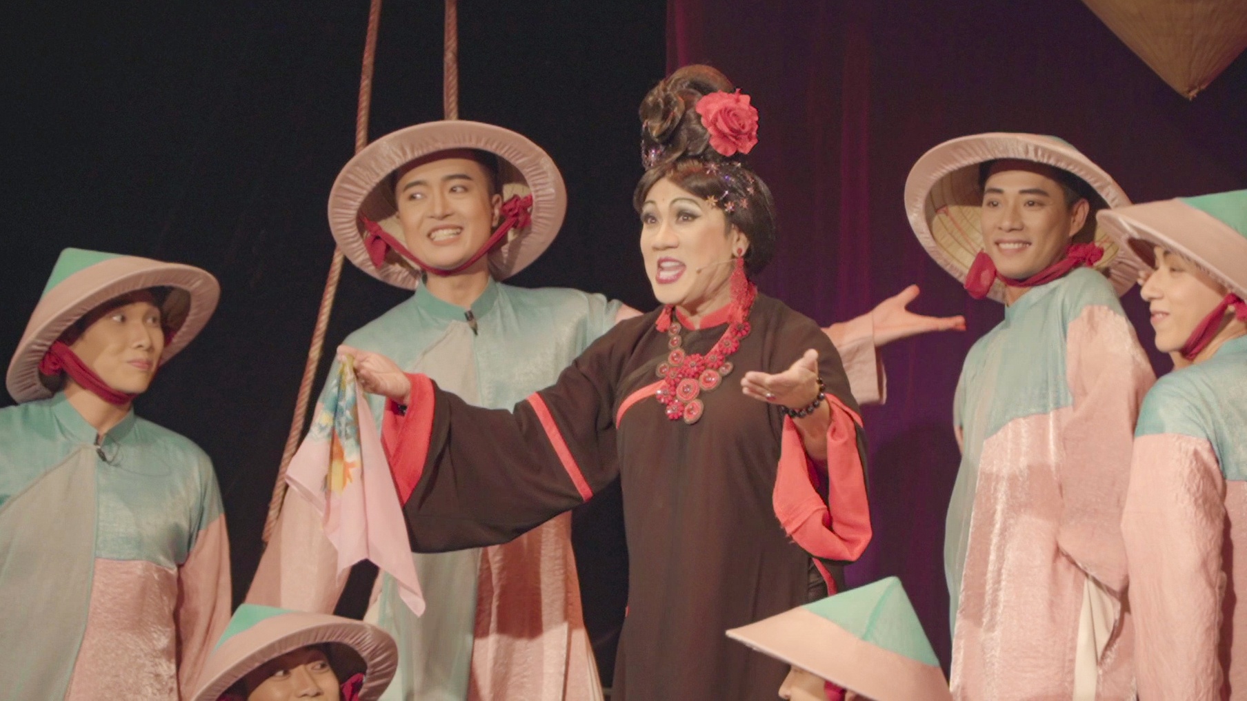 NSUT Thanh Loc, Van Trang mung vi san khau kin khan gia hinh anh