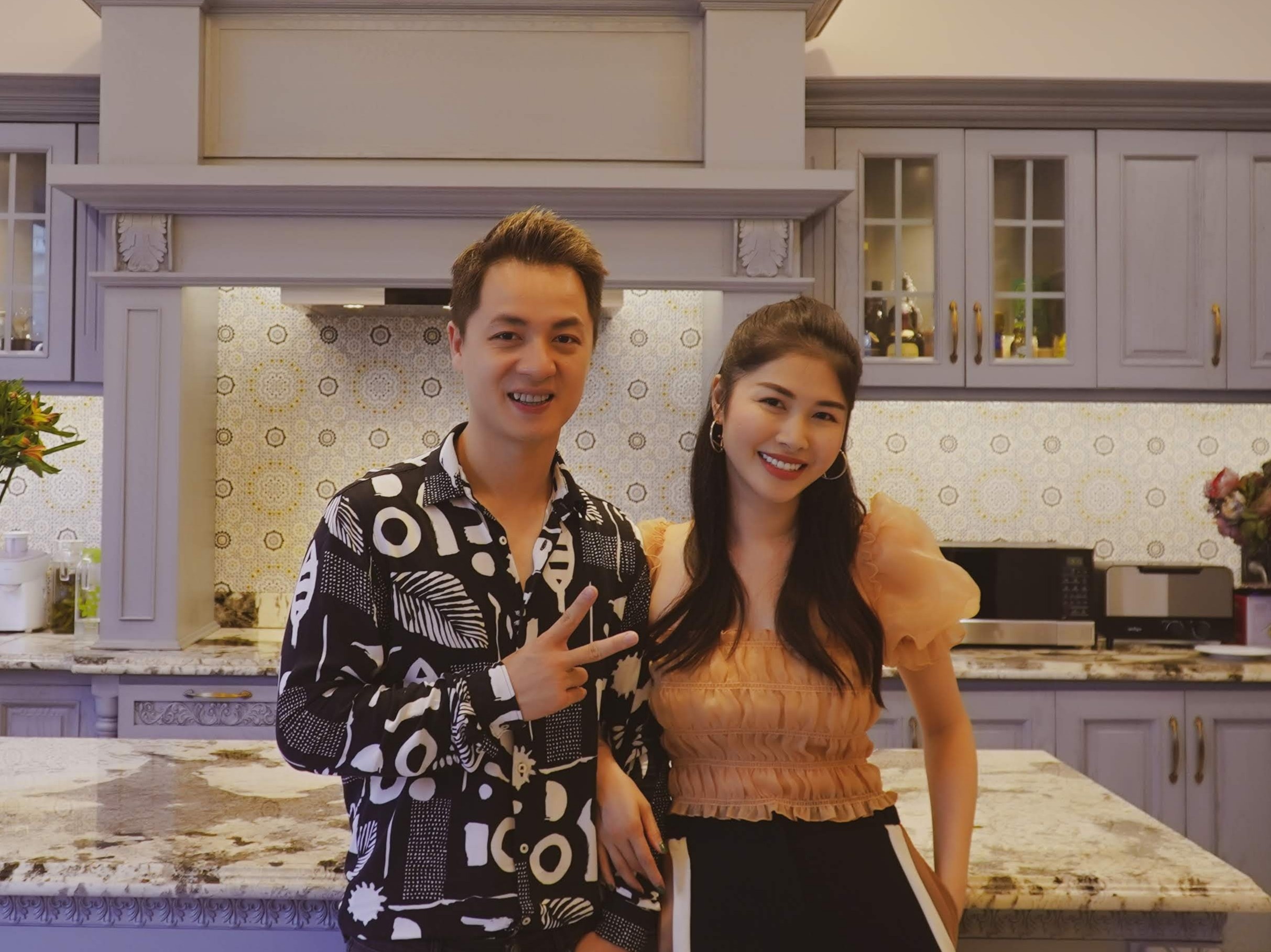 Ca si Dang Khoi so mui tanh ca, vo di ung voi hai san hinh anh