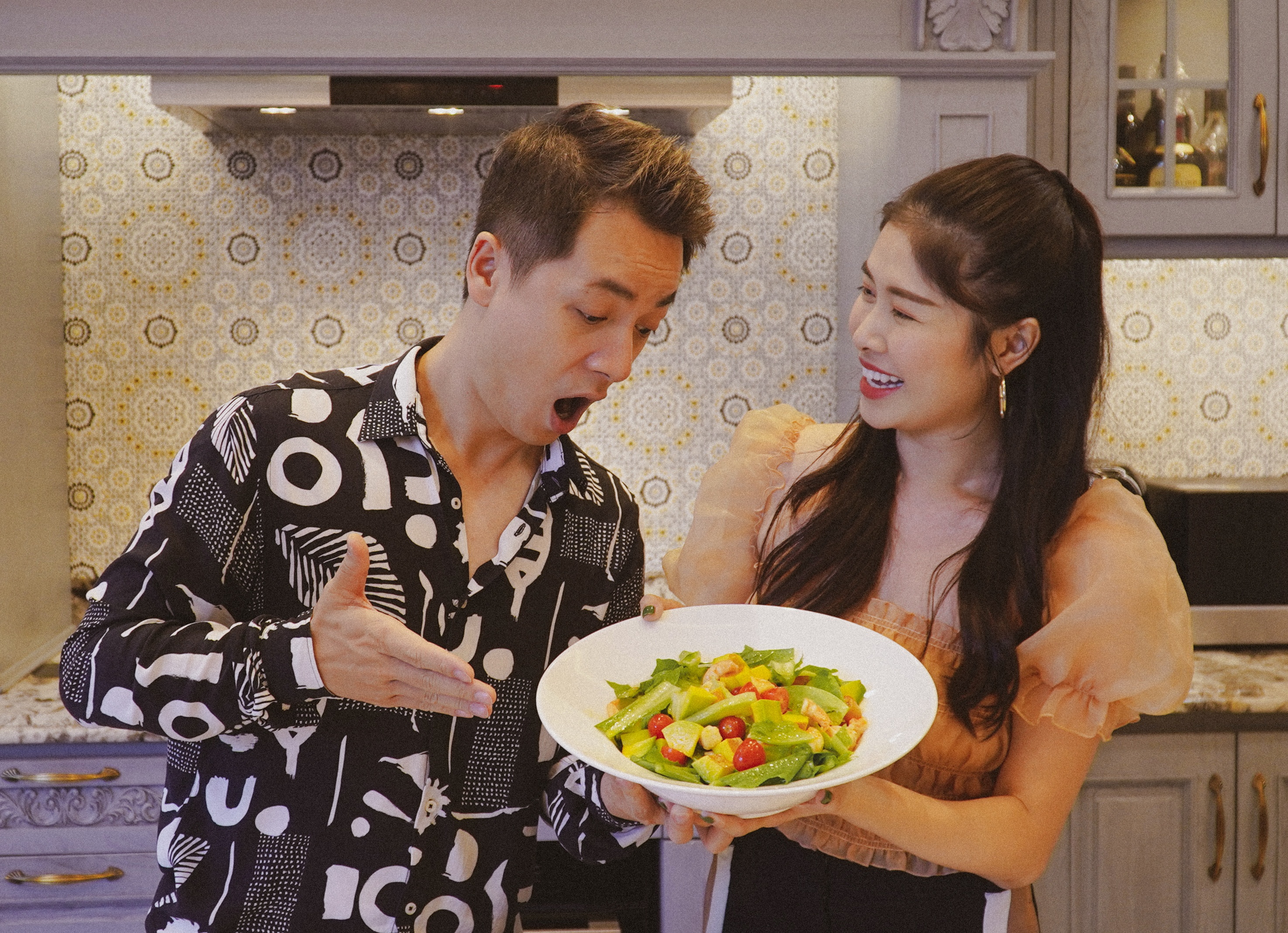 Vo chong ca si Dang Khoi chia se cach lam mon salad bo hinh anh