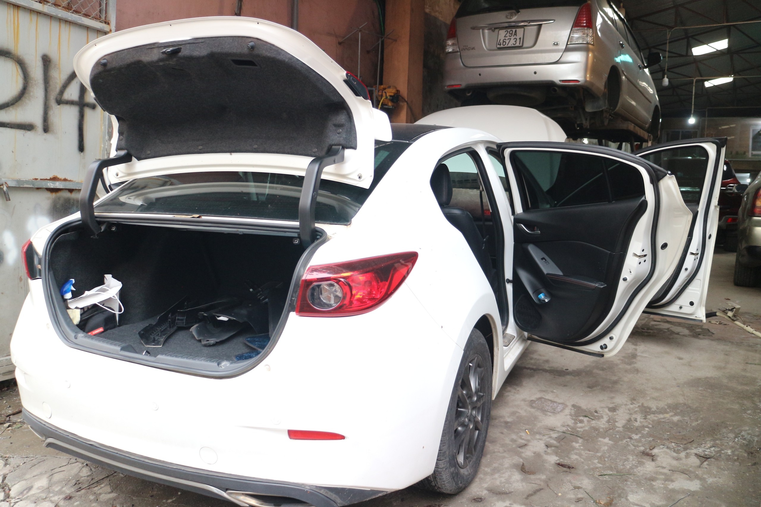 xếp hàng vệ sinh ôtô ngập nước ảnh 1 xep hang ve sinh oto ngap nuoc anh 1