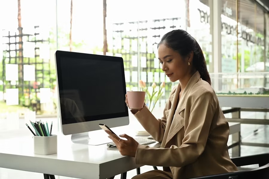 Nguoi tre lam chu duong dua mua ve Tet hinh anh