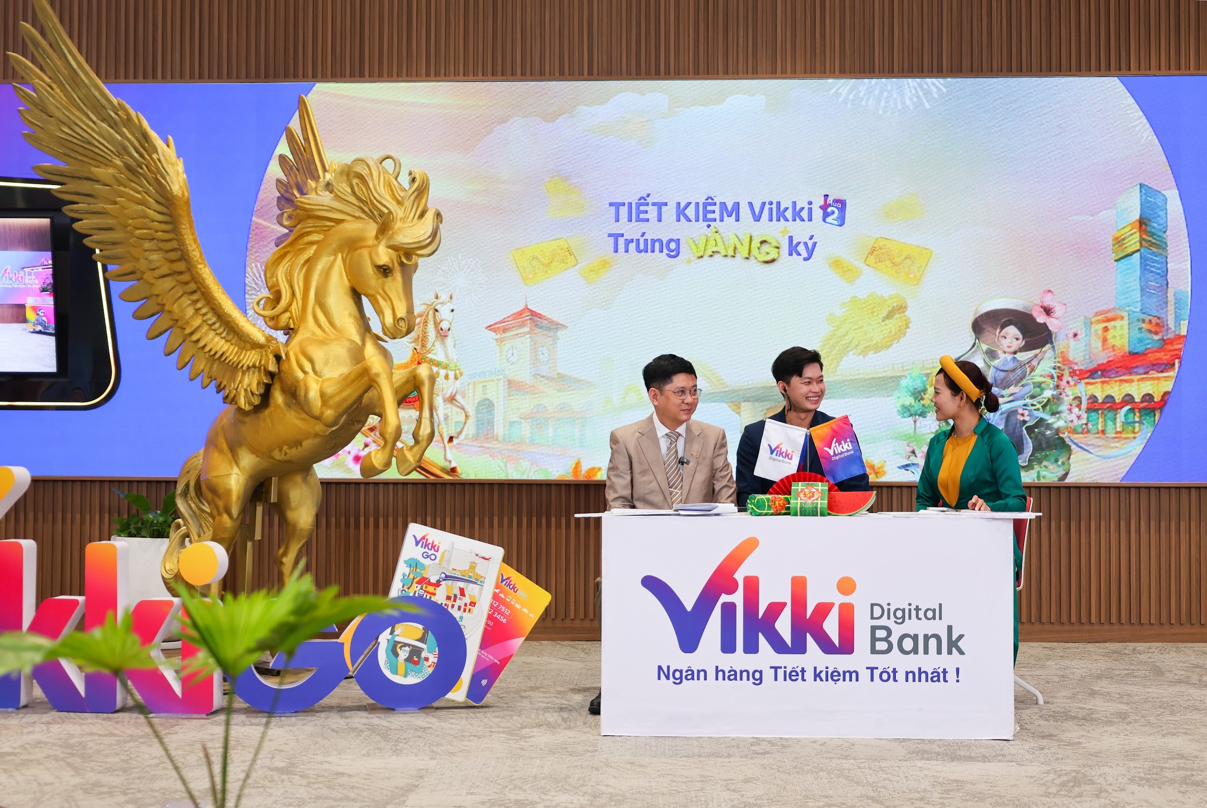 Vikki Bank trao 1 kg vang va 10 giai thuong gia tri, khoi dong mua moi hinh anh