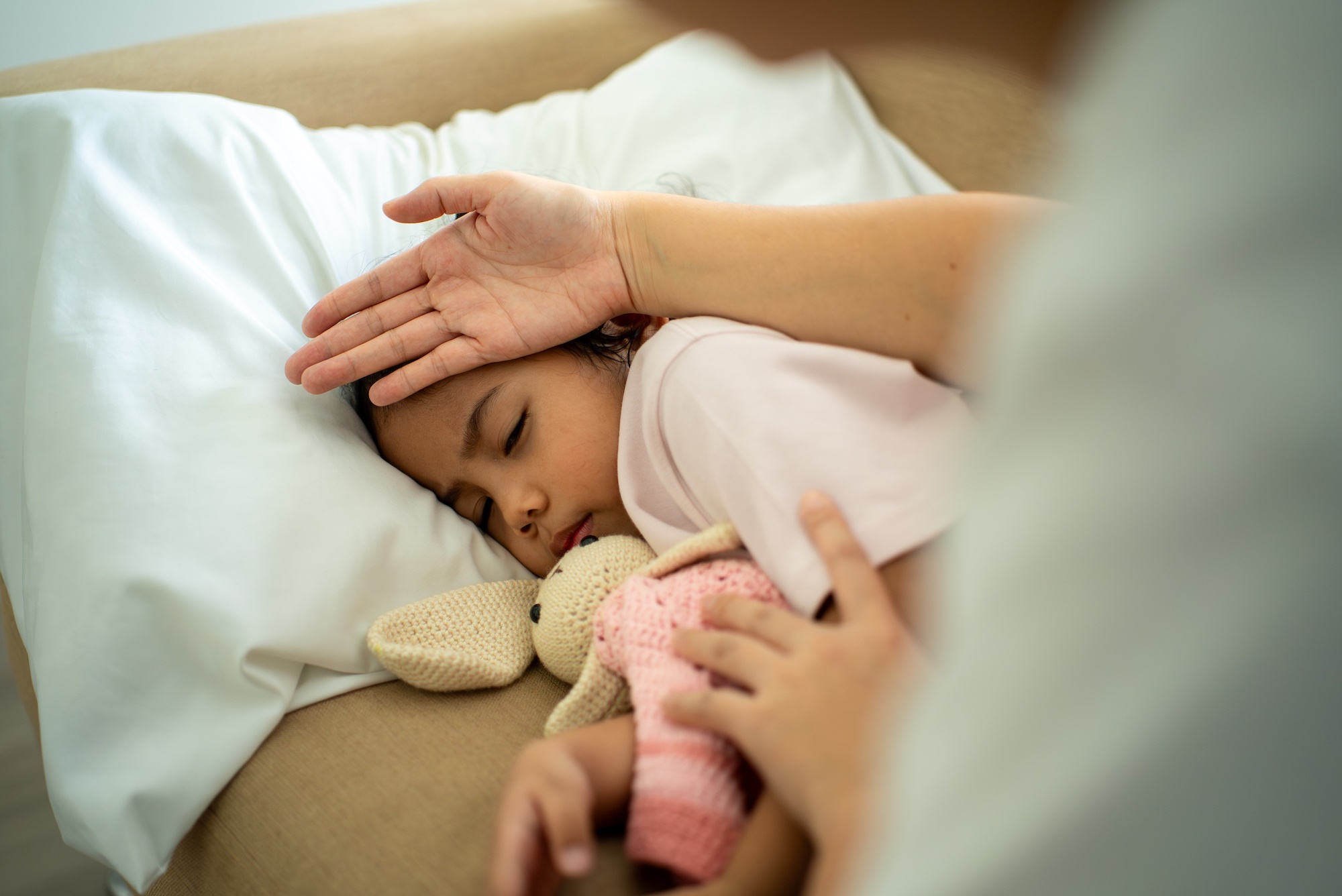Thói quen ba mẹ nên tránh khi chăm sóc con trong giai đoạn giao mùa