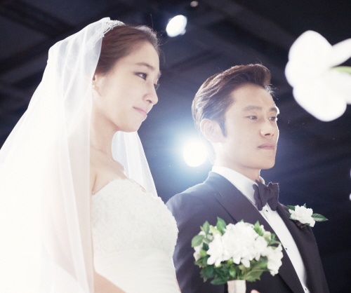 Lee Byung Hun cui chao khan gia truoc khi lam le cuoi hinh anh