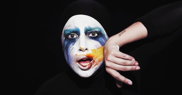 Lady Gaga bi chi trich vi ‘cau view’ cho dia don moi hinh anh