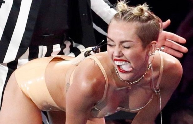 Miley Cyrus bi Vogue gach ten vi man bieu dien goi duc hinh anh