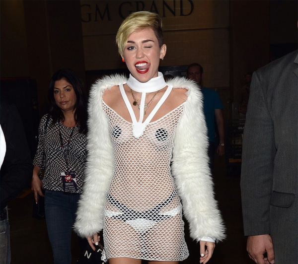 Miley Cyrus gay soc khi dien ao luoi lo mieng dan nguc hinh anh