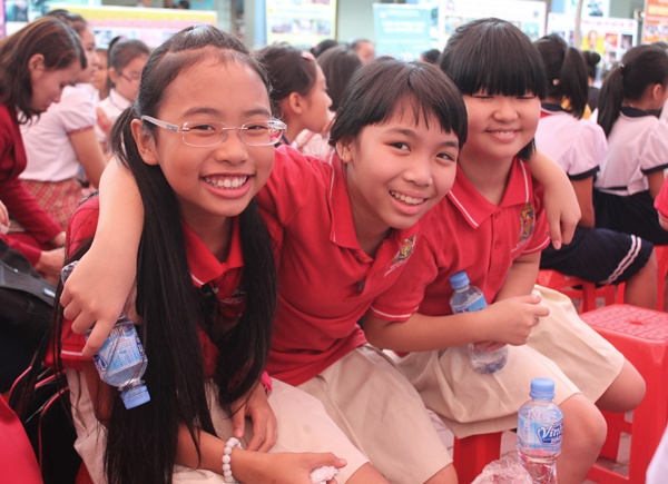 Phuong My Chi tuoi tan di thi vo sach chu dep hinh anh