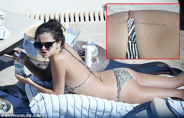 Selena Gomez lo hinh xam moi khi mac bikini hinh anh