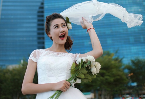 Ha Lade mot minh chup anh co dau tai Singapore hinh anh