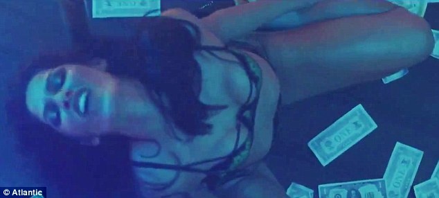 Sao 'Trieu phu o chuot' coi ao mua cot trong MV moi hinh anh