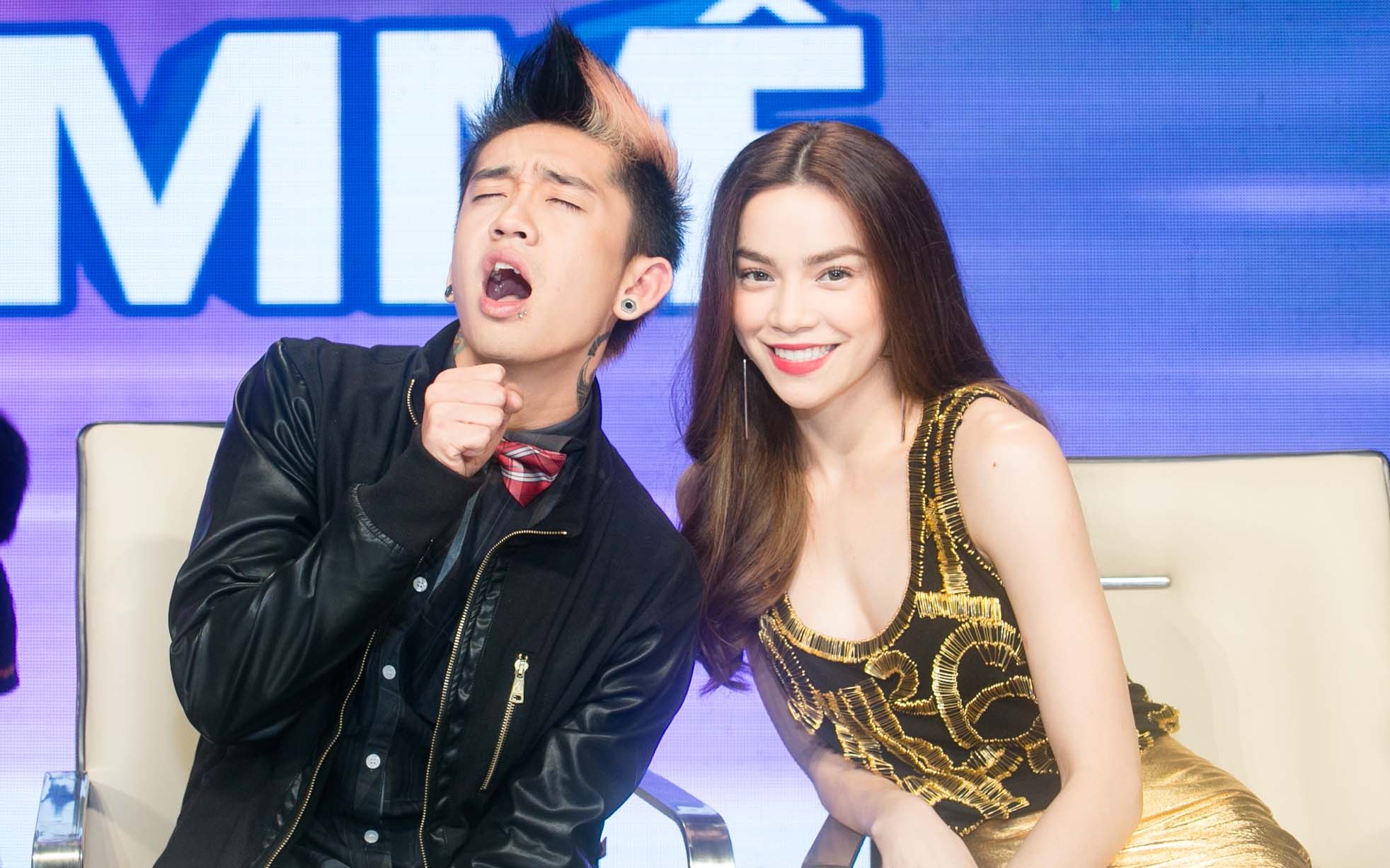 Dumbo hom hinh ben Ho Ngoc Ha tren ghe nong hinh anh