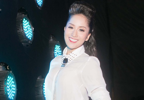 Khanh Thi 'don tim' fan voi phong cach thieu nu doi muoi hinh anh