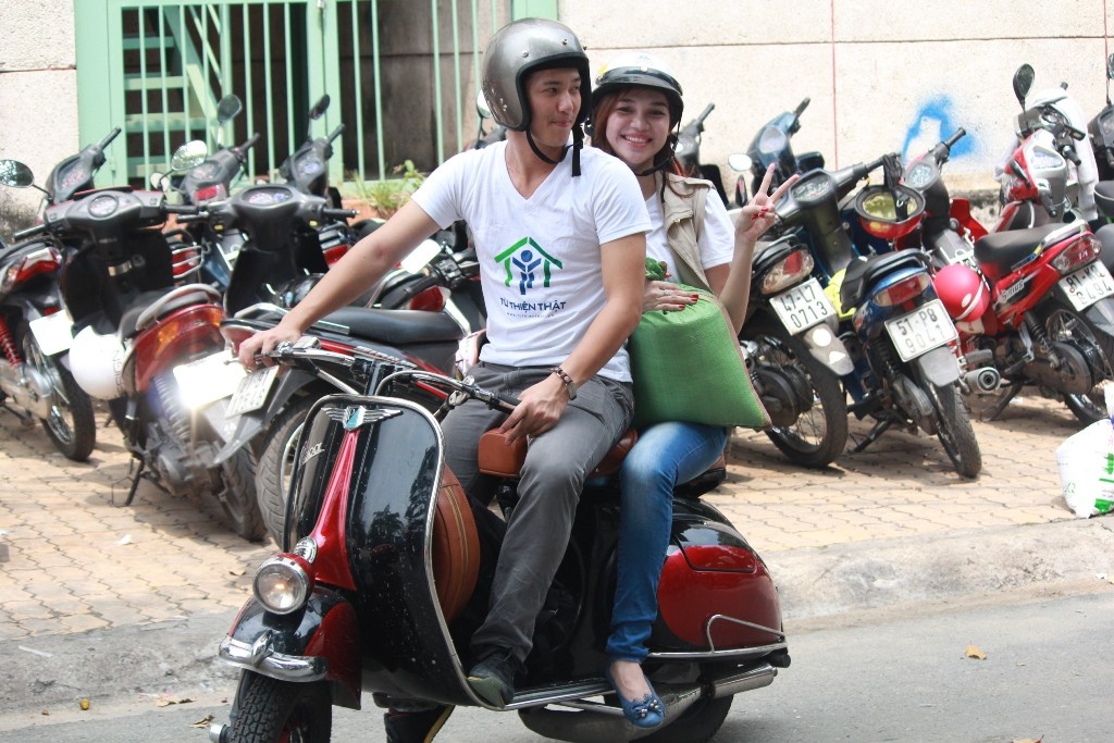 Huynh Anh deo hoa hau di tu thien bang xe may hinh anh