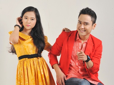 Hot boy The Voice tinh tu ben ban sao Angela Phuong Trinh hinh anh