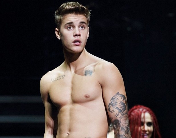 Justin Bieber dan 30 gai dep ve biet thu vui ve hinh anh