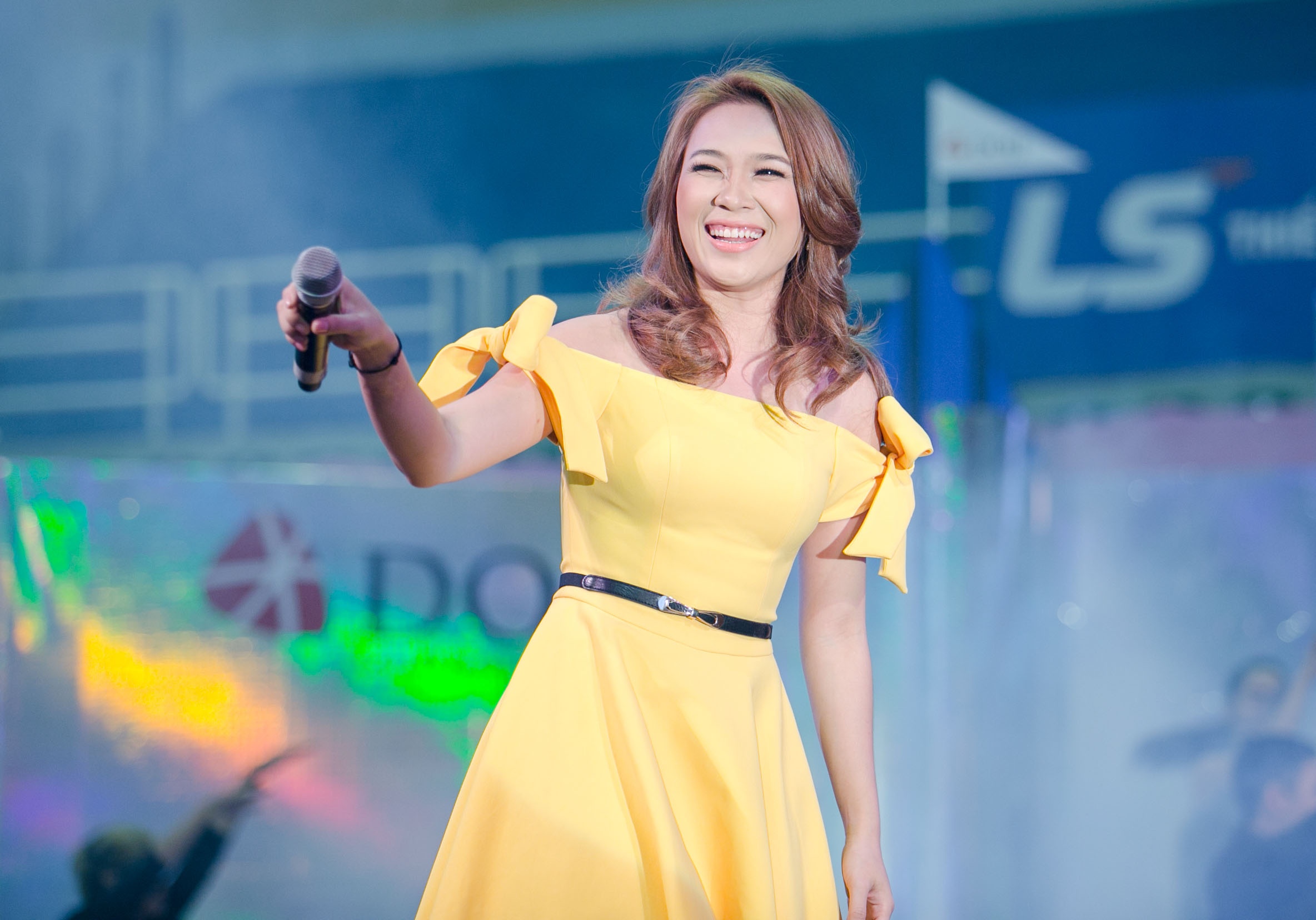 My Tam toa sang voi vay vang ruc o hoi cho trang suc hinh anh