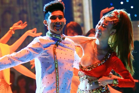 Ngan Khanh gap su co khi nhay sung tren san khau truc tiep hinh anh