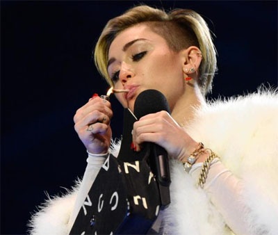 Miley Cyrus bi ‘so gay’ vi hut thuoc tren san khau hinh anh