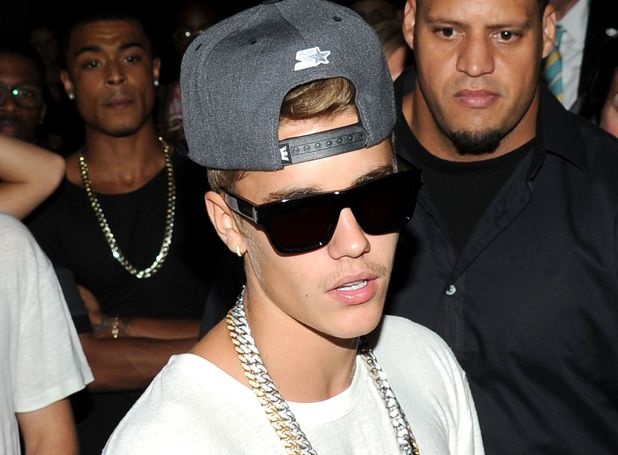 Justin Bieber tiec tung bi canh sat ghe tham nha hinh anh