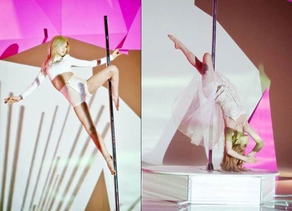 Dong Nhi - Thuy Tien gay choang voi man mua cot sexy hinh anh