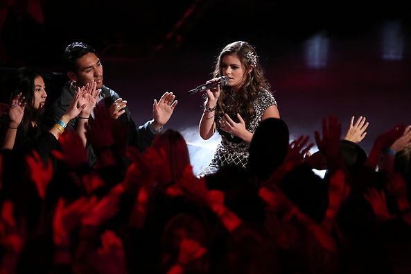 Christina xuc dong khi duoc thi sinh The Voice hat tang hinh anh