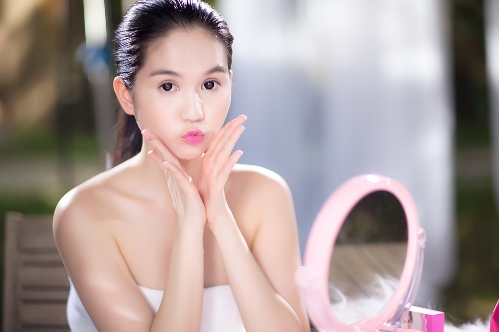 Anh hau truong vai tran nong bong cua Ngoc Trinh hinh anh