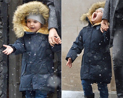 Be Flynn tram tro ngam tuyet roi hinh anh