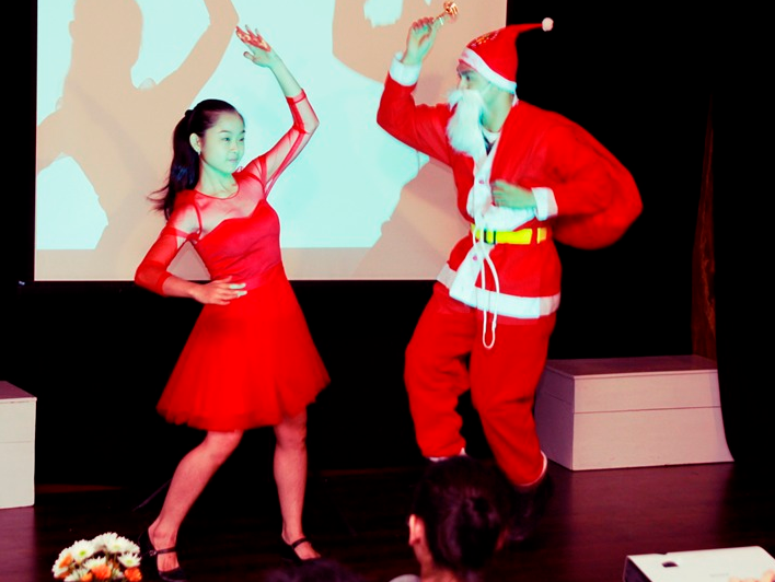 Lam Vinh Hai cung ban be choi tro bat chuoc tham hoa mang hinh anh