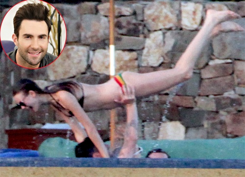 Adam Levine nhac bong ban gai trong be boi hinh anh