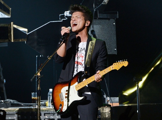 Bruno Mars bi xai nhac chua nhieu nhat 2013 hinh anh