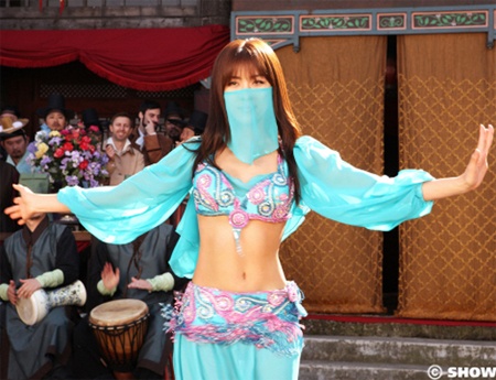 Ha Ji Won do mua bung voi Ga In hinh anh