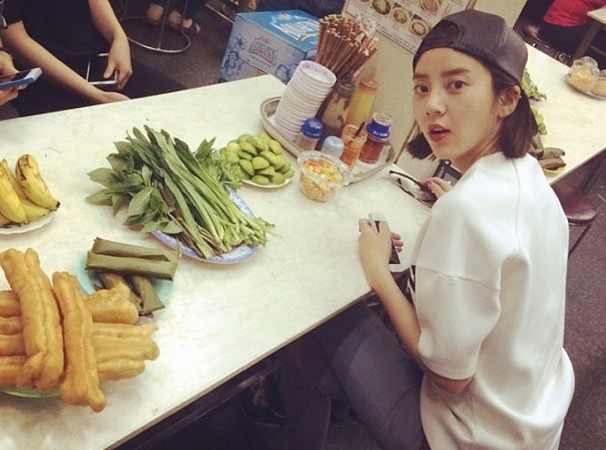 Son Dam Bi khoe anh an dem o cho Ben Thanh hinh anh