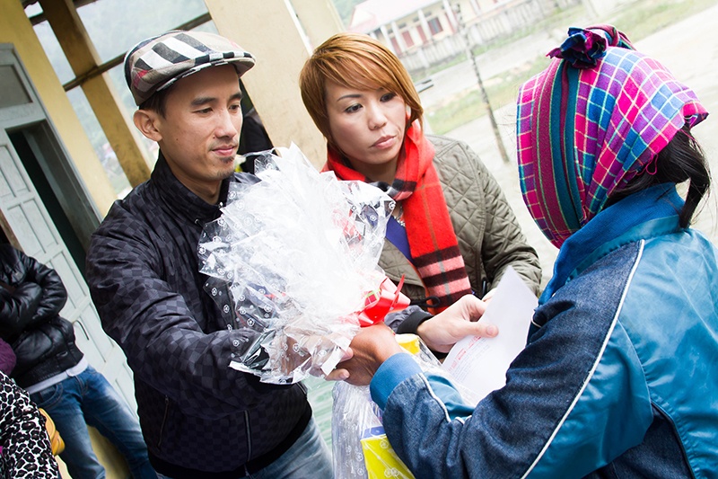 Nhac si Ta Quang Huy tang qua Tet cho nguoi ngheo hinh anh