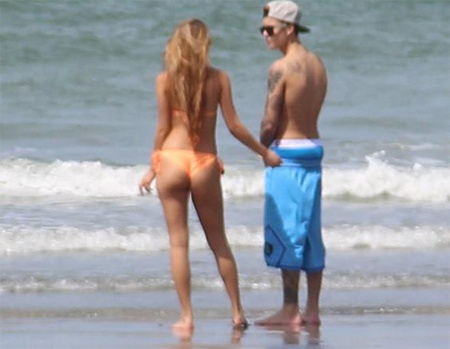 Justin Bieber mac quan tut ben nguoi mau goi cam hinh anh