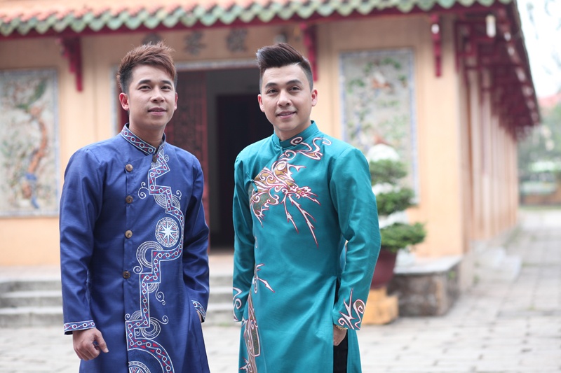 The Men mac ao dai ru nhau di le chua cuoi nam hinh anh