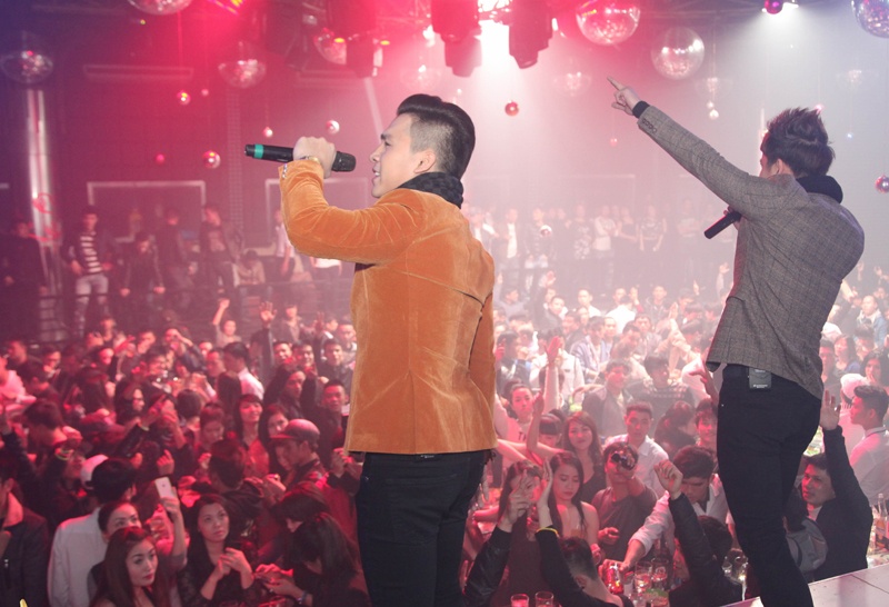 The Men khuay dong bar Ha Noi ngay cuoi nam hinh anh