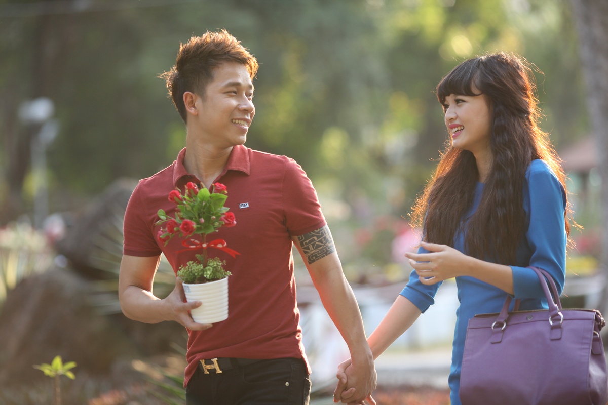 Le Hoang The Men cung ban gai hot girl dao pho Tet hinh anh