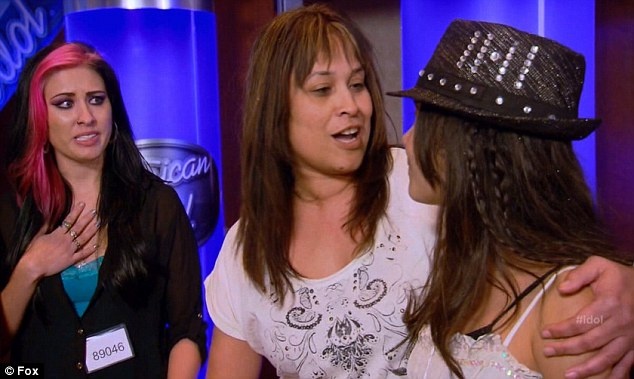 Ba me chui boi thi sinh American Idol khi con gai bi loai hinh anh