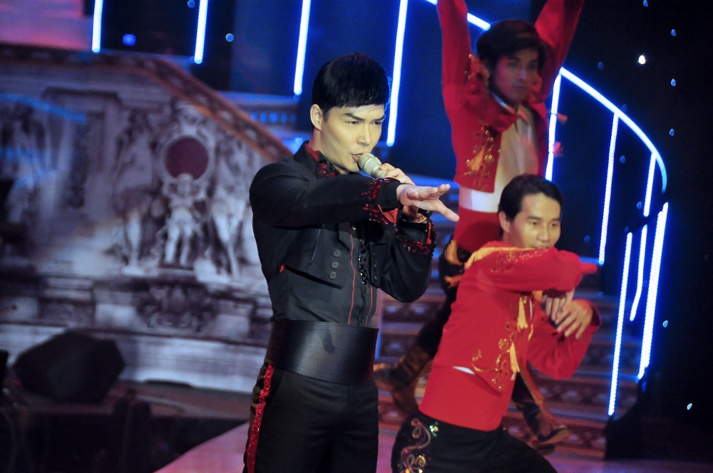 Nghi an Nathan Lee dan mat dong nghiep tren san khau hinh anh