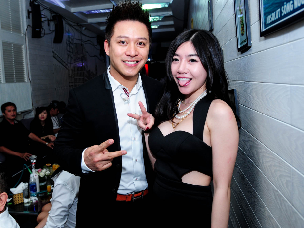 Sao Viet du tiec cua hot girl coi do 'Anh khong doi qua' hinh anh