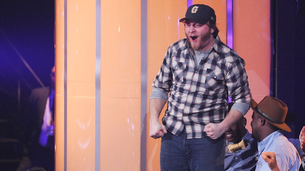 Thi sinh American Idol be bong MC khi lot top 13 hinh anh